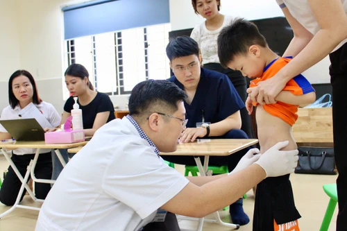 Khám sàng lọc bệnh lý niệu dục cho trẻ em ở Đông Anh, tỷ lệ hẹp bao quy đầu rất cao