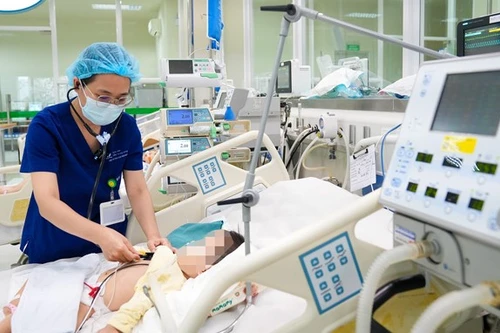 Hà Nội: Bé trai 2 tuổi suy hô hấp nặng do uống nhầm dầu thắp đèn bàn thờ