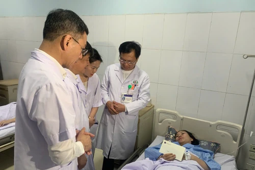 Tặng Bằng khen cho 4 điều dưỡng Bệnh viện Sản nhi Nghệ An dũng cảm bảo vệ bệnh nhân