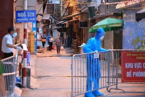 Bốn người cùng nhà tập thể Cao su Sao vàng dương tính, Hà Nội thêm 12 ca Covid trưa 16-9