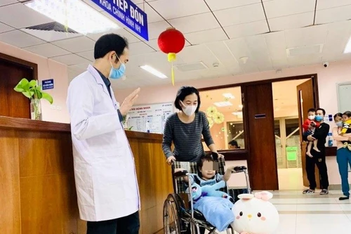 Cháu bé rơi từ tầng 12A chung cư ra viện sau 5 ngày điều trị