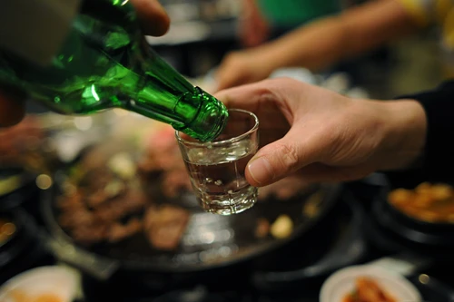 Một người ở Thái Nguyên và 4 người ở Hà Nội đi cấp cứu do uống cùng loại rượu