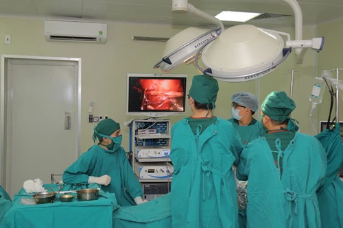 Đau ngực và khó thở dai dẳng sau mắc Covid-19, vào viện phát hiện phổi đông đặc