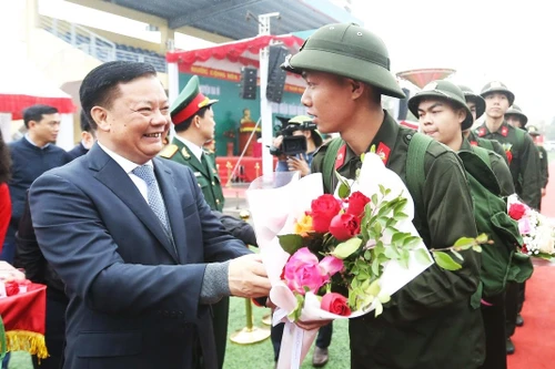 Bí thư Thành ủy Hà Nội Đinh Tiến Dũng và Đại tướng Lương Cường động viên tân binh nhập ngũ