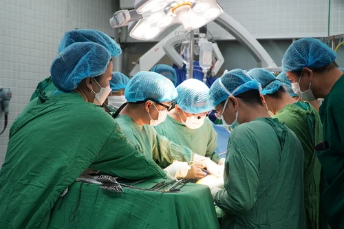 Tim và thận, da của một người chết não được ghép đồng thời cho các bệnh nhân ở 2 đầu đất nước 