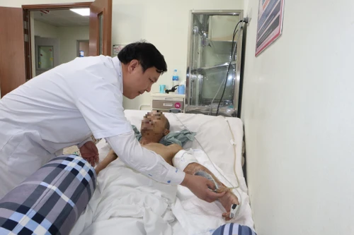 Người đàn ông ngã từ giàn giáo cao 8m xuống đất, cánh tay đứt rời, được cứu chữa thành công