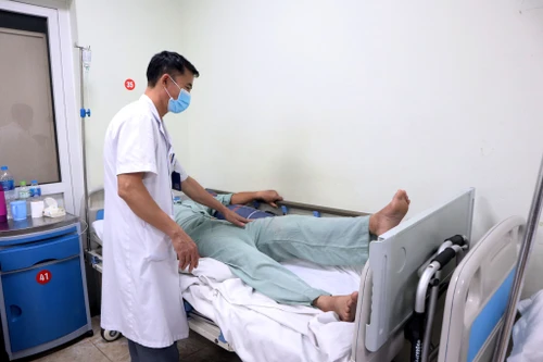 Người đàn ông nhiễm HIV bị hoại tử cả 2 chỏm xương đùi, được thay khớp hàng toàn phần