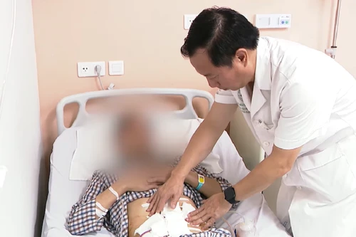 Nam bệnh nhân thủng ruột non vì bị bệnh viện tuyến dưới mổ nhầm
