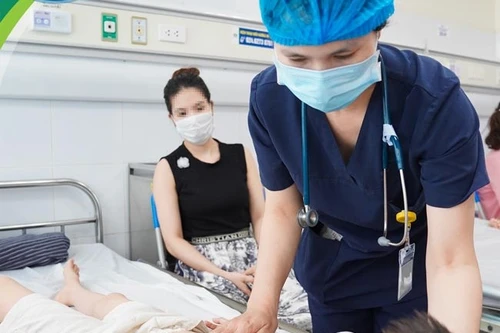 Thời tiết giao mùa, số trẻ em ở Hà Nội nhập viện do viêm màng não tăng cao