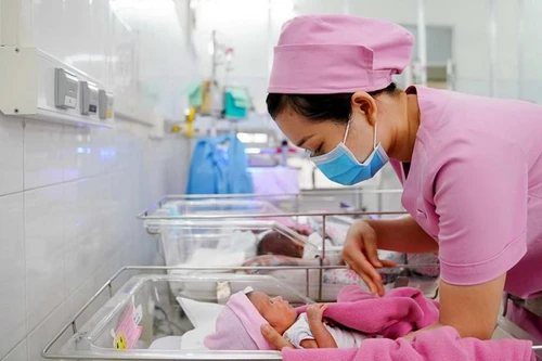 Đề xuất thưởng tiền cho các cặp vợ chồng sinh đủ 2 con ở TP.HCM, Bình Dương...