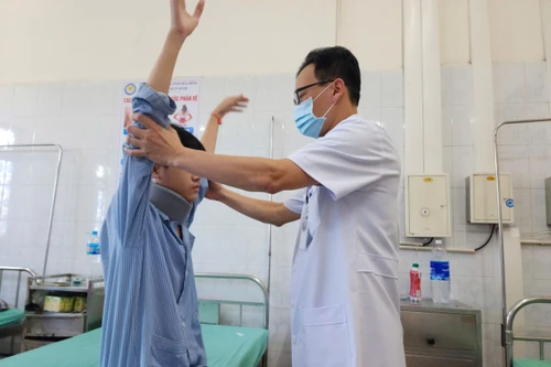 Hy hữu: Chơi điện thoại trong đêm nhiều giờ liền, nam sinh 15 tuổi suýt liệt tứ chi