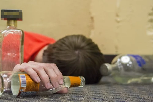 12 triệu chứng của người ngộ độc rượu, 7 biện pháp sơ cấp cứu khi thấy ngộ độc