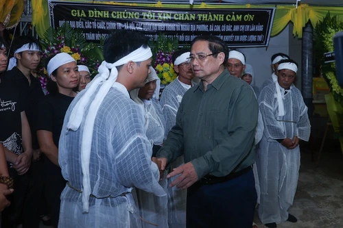 Thủ tướng đến viếng nạn nhân tử vong do lốc xoáy tại Ninh Bình, kiểm tra đê kè Hải Thịnh 3