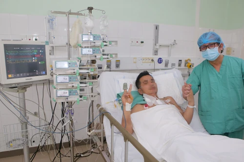 Trái tim một phụ nữ từ Hà Nội được chuyển vào Huế để hồi sinh nam bệnh nhân 43 tuổi