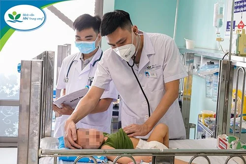 Liên tiếp 5 trẻ nhỏ nhập viện vì uống nhầm dầu thắp đèn, cấp cứu sai lầm