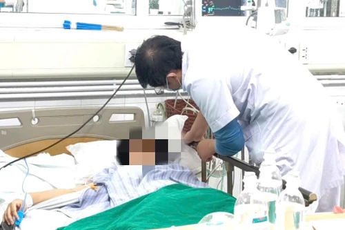 Uống liền 20 viên paracetamol để giảm đau đầu, một phụ nữ ngộ độc nặng