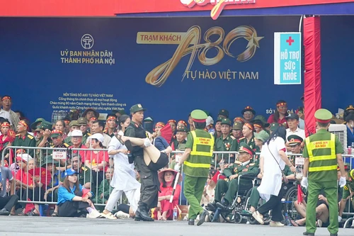 Hàng nghìn người dân được trợ giúp y tế khi xem diễu binh, diễu hành 