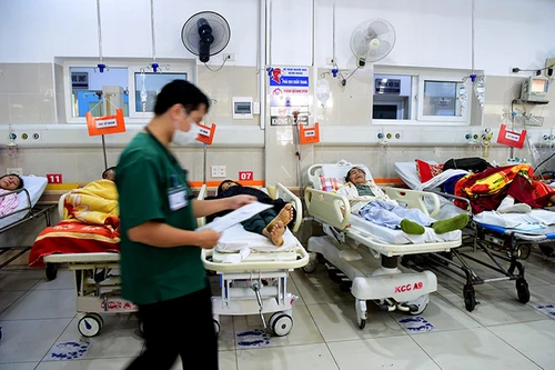 Bộ Y tế: Bác sĩ bệnh viện công “nhảy việc” vì ra tư nhân làm lương cao gấp 3-5 lần