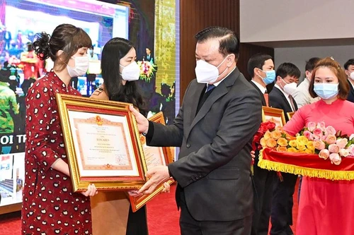 56 tập thể và 27 cá nhân thuộc Hà Nội được Thủ tướng tặng Bằng khen vì thành tích chống dịch