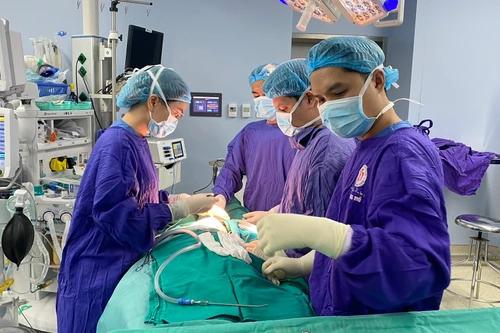 Thêm nạn nhân nhập viện vì áp xe vú do chi 20 triệu để nâng ngực bằng sóng xung kích