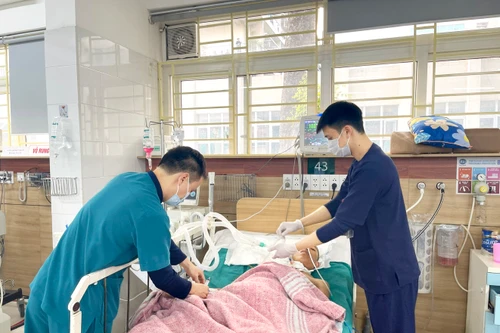 Bệnh viện Bạch Mai: Tăng mạnh bệnh nhân ngộ độc rượu vào cấp cứu do liên hoan cuối năm