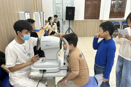 Hơn 30% học sinh tiểu học ở Hà Nội bị tật khúc xạ