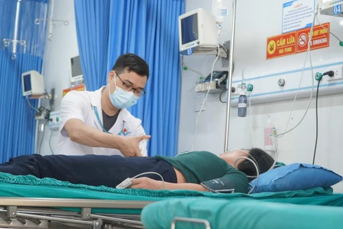 Đang đi xe máy, cô gái bất ngờ bị ong đốt nằm hôn mê ngay bên đường