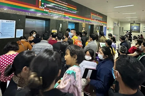 Dịch chồng dịch lúc chuyển mùa, lượng bệnh nhi nhập viện ở Hà Nội tăng mạnh