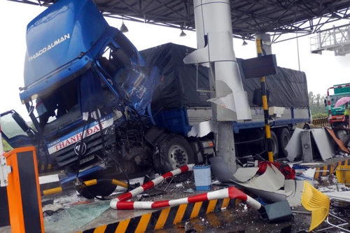 Xe container mất lái nghiền nát trạm thu phí