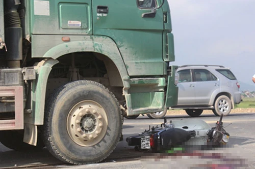 Xe tải kéo lê xe máy 30m, 1 người tử vong