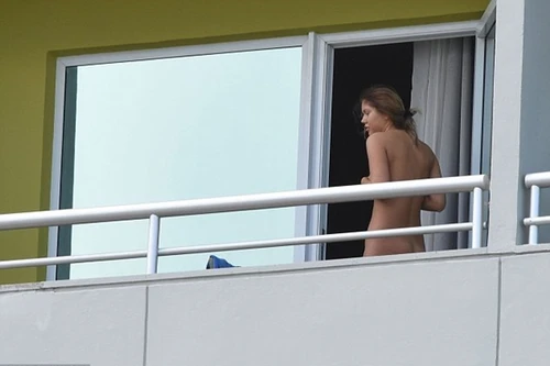 Tuyển thủ đội tuyển Anh dắt "gái" về phòng khách sạn?