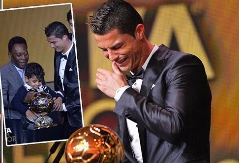Giành QBV FIFA, Ronaldo bật khóc