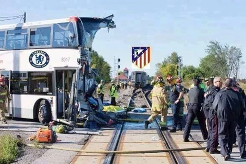 Ảnh chế: Tan tành xe buýt của Mourinho