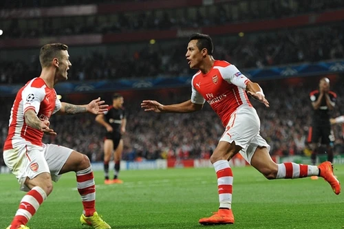 Sanchez tỏa sáng, Arsenal vào vòng bảng Champions League