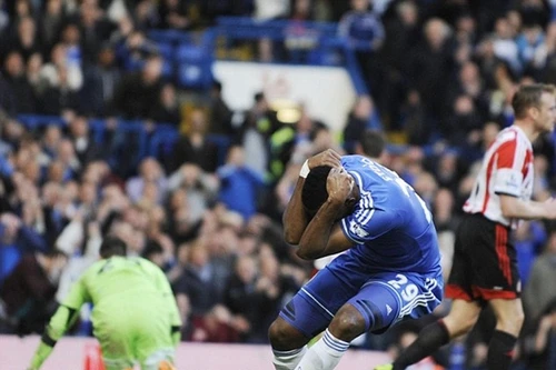 Thua sốc Sunderland, Chelsea "giương cờ trắng"