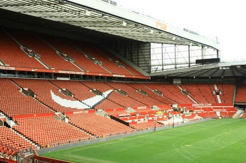 M.U sắp phải bán tên sân Old Trafford?