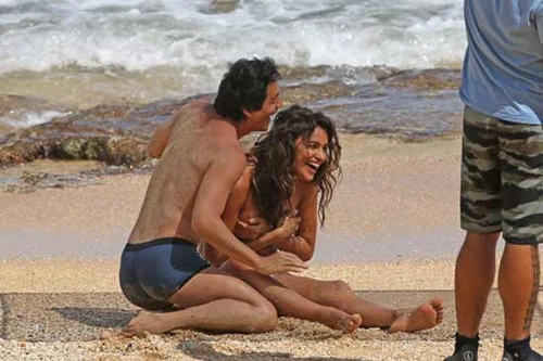 Bạn gái siêu mẫu ngực trần giữa biển, Ronaldo sôi máu