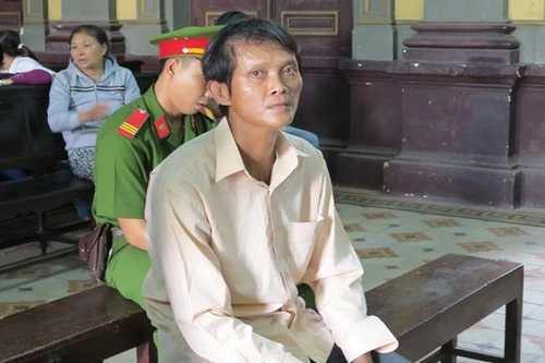 Cha chồng bênh con dâu ăn trộm bị bảo vệ đánh tàn phế