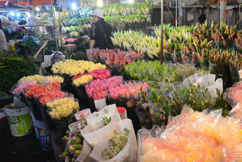 Chợ hoa đêm Quảng Bá tấp nập nhân Ngày Phụ nữ Việt Nam