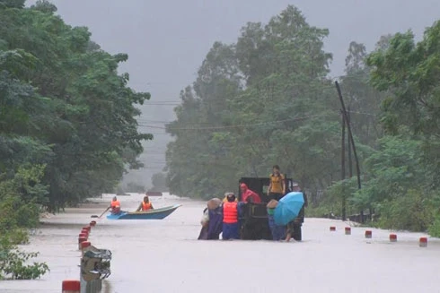 Quảng Bình: 11 tàu cá bị chìm, một ngư dân mất tích