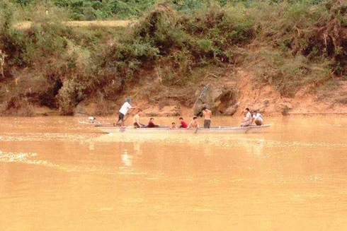 Tìm thấy thi thể học sinh bị nước cuốn trôi trên đường tới trường