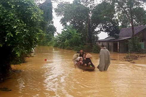  Miền Trung ngập trong biển nước, nhiều người chết và mất tích