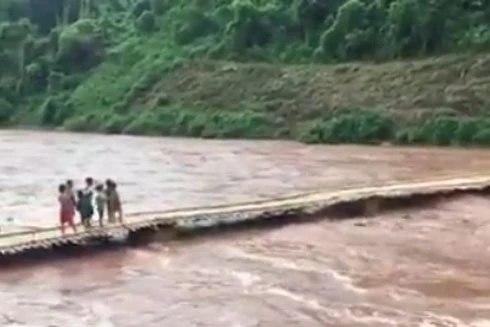 Lũ cuốn phăng cầu treo, thầy trò kinh hãi đứng nhìn