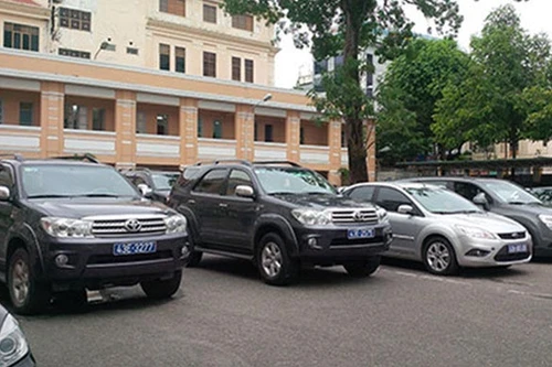 Thủ tướng chỉ đạo: Chấm dứt việc chính quyền nhận ô tô doanh nghiệp biếu, tặng