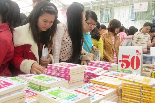 Sách 2.000 đồng “cháy sạp” trong Hội sách mùa xuân 2015