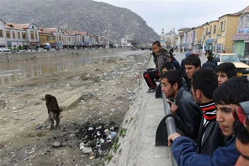 Một phụ nữ Afghanistan bị ném đá, thiêu chết vì đốt kinh Koran 