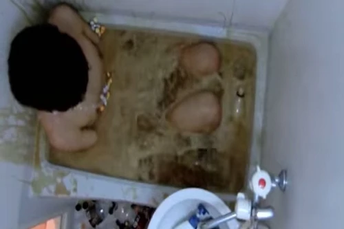 Điều gì sẽ xảy ra khi “tắm” cùng Coca Cola và kẹo Mentos bạc hà?