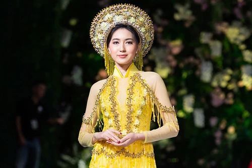 Hoa hậu Myanmar toả sáng trên sàn diễn với áo dài của Kenny Thái