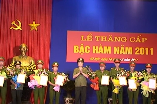 CATP thăng cấp hàm cho 4.000 cán bộ chiến sĩ