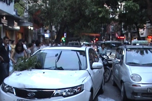 Tai nạn giao thông hy hữu trên phố Hàng Bông